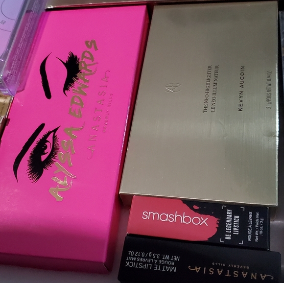 High-End Makeup Bundle - Picture 11 of 15